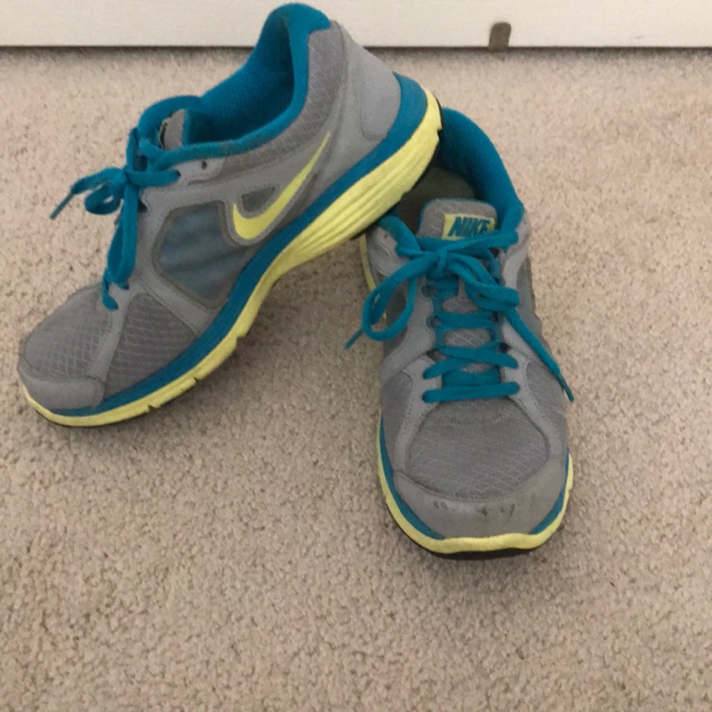 Nike tennis shoes (dual fusion)